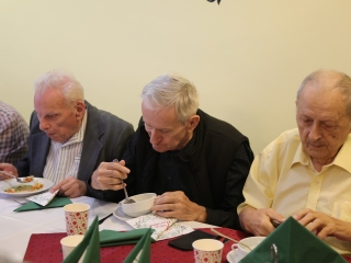 Ünnepi ebéd az idősek otthonában - fotó: 