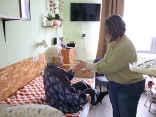 Ünnepi ebéd az idősek otthonában - fotó: 