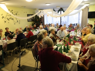 Ünnepi ebéd az idősek otthonában - fotó: 