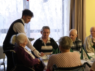 Ünnepi ebéd az idősek otthonában - fotó: 
