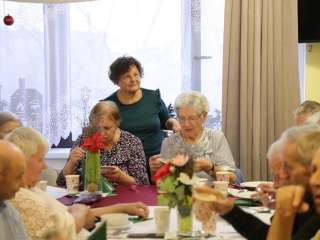 Ünnepi ebéd az idősek otthonában - fotó: 