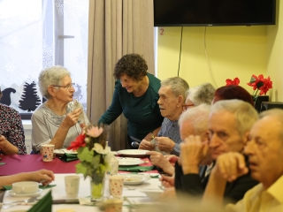 Ünnepi ebéd az idősek otthonában - fotó: 