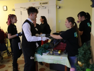 Ünnepi ebéd az idősek otthonában - fotó: 