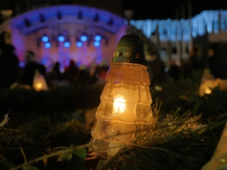 A negyedik adventi láng is lobog a Városháza téren - fotó: 
