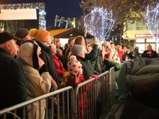 A negyedik adventi láng is lobog a Városháza téren - fotó: 