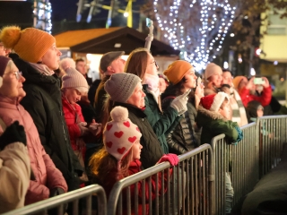 A negyedik adventi láng is lobog a Városháza téren - fotó: 
