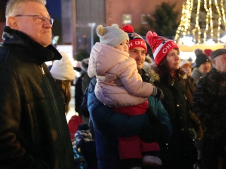 A negyedik adventi láng is lobog a Városháza téren - fotó: 