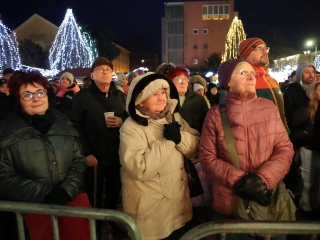 A negyedik adventi láng is lobog a Városháza téren - fotó: 