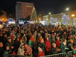 A negyedik adventi láng is lobog a Városháza téren - fotó: 