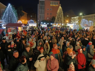 A negyedik adventi láng is lobog a Városháza téren - fotó: 