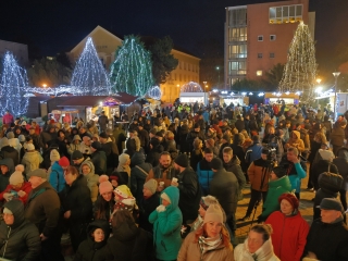 A negyedik adventi láng is lobog a Városháza téren - fotó: 