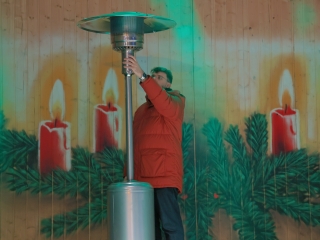 A negyedik adventi láng is lobog a Városháza téren - fotó: 