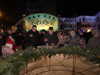 A negyedik adventi láng is lobog a Városháza téren - fotó: 