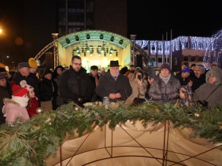 A negyedik adventi láng is lobog a Városháza téren - fotó: 