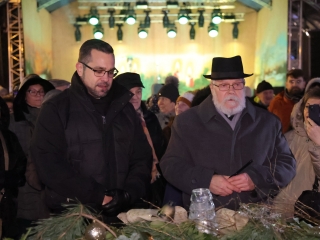 A negyedik adventi láng is lobog a Városháza téren - fotó: 