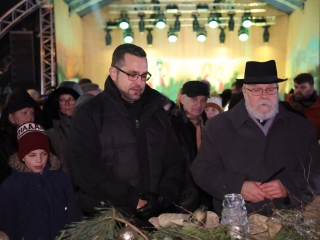 A negyedik adventi láng is lobog a Városháza téren - fotó: 