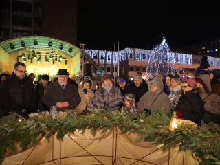 A negyedik adventi láng is lobog a Városháza téren - fotó: 