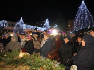 A negyedik adventi láng is lobog a Városháza téren - fotó: 