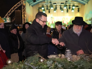 A negyedik adventi láng is lobog a Városháza téren - fotó: 
