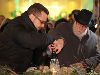 A negyedik adventi láng is lobog a Városháza téren - fotó: 