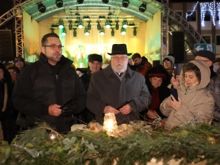 A negyedik adventi láng is lobog a Városháza téren - fotó: 