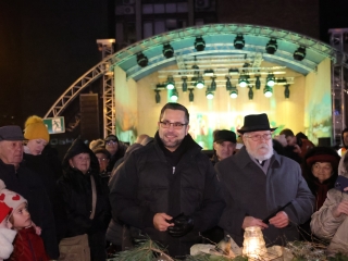 A negyedik adventi láng is lobog a Városháza téren - fotó: 