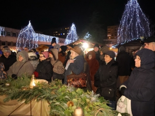 A negyedik adventi láng is lobog a Városháza téren - fotó: 