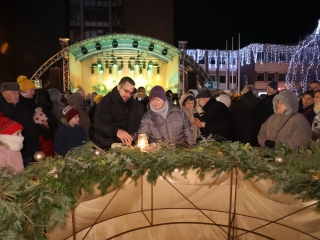 A negyedik adventi láng is lobog a Városháza téren - fotó: 