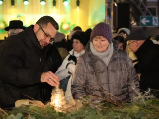 A negyedik adventi láng is lobog a Városháza téren - fotó: 