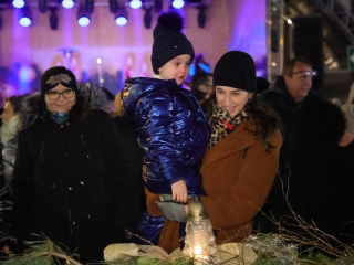 A negyedik adventi láng is lobog a Városháza téren - fotó: 