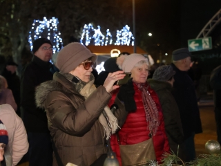 A negyedik adventi láng is lobog a Városháza téren - fotó: 