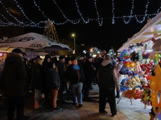 A negyedik adventi láng is lobog a Városháza téren - fotó: 