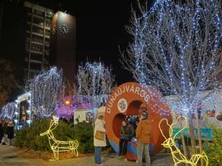 A negyedik adventi láng is lobog a Városháza téren - fotó: 