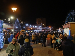 A negyedik adventi láng is lobog a Városháza téren - fotó: 