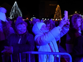 A negyedik adventi láng is lobog a Városháza téren - fotó: 