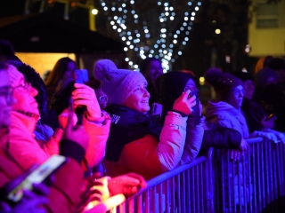 A negyedik adventi láng is lobog a Városháza téren - fotó: 