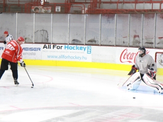A Dunaújvárosi Acélbikák első jeges edzése - fotó: Ónodi Zoltán