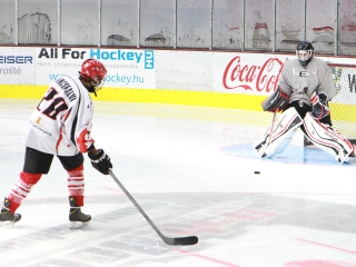 A Dunaújvárosi Acélbikák első jeges edzése - fotó: Ónodi Zoltán