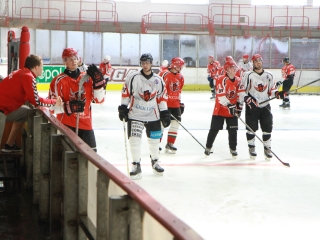 A Dunaújvárosi Acélbikák első jeges edzése - fotó: Ónodi Zoltán