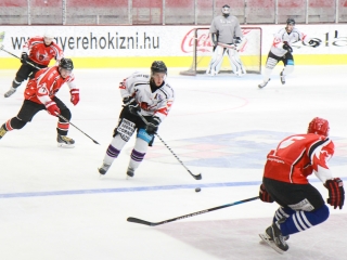 A Dunaújvárosi Acélbikák első jeges edzése - fotó: Ónodi Zoltán