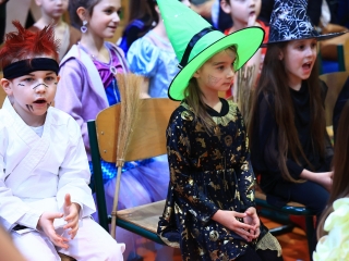 Farsangoltak az alsósok - fotó: 