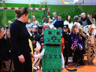 Farsangoltak az alsósok - fotó: 