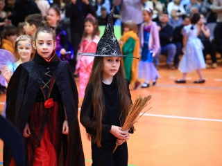 Farsangoltak az alsósok - fotó: 