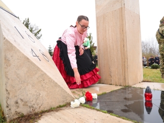 Ünnepi pillanatképek a forradalmi emlékműnél - fotó: 