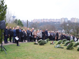 Ünnepi pillanatképek a forradalmi emlékműnél - fotó: 