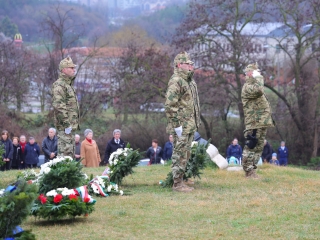 Ünnepi pillanatképek a forradalmi emlékműnél - fotó: 