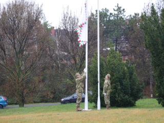Ünnepi pillanatképek a forradalmi emlékműnél - fotó: 