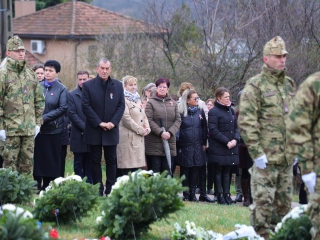 Ünnepi pillanatképek a forradalmi emlékműnél - fotó: 