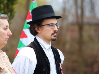 Ünnepi pillanatképek a forradalmi emlékműnél - fotó: 