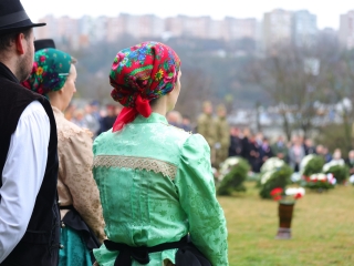 Ünnepi pillanatképek a forradalmi emlékműnél - fotó: 